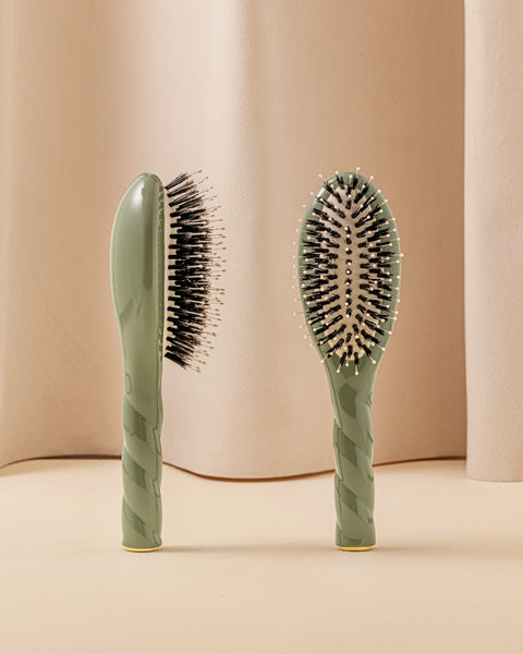 N.03 La Petite Brosse Cuir Chevelu Sensible l'Indispensable Douceur Vert Amande - Image 1