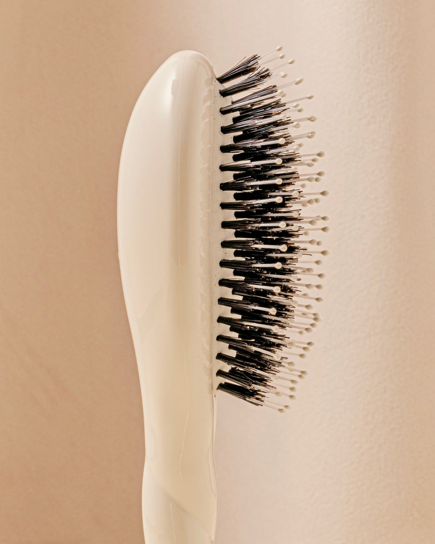 N.03 La Petite Brosse Cuir Chevelu Sensible l'Indispensable Douceur Blanc Crème