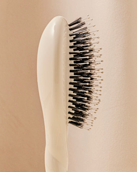 N.03 La Petite Brosse Cuir Chevelu Sensible l'Indispensable Douceur Blanc Crème - Image 3