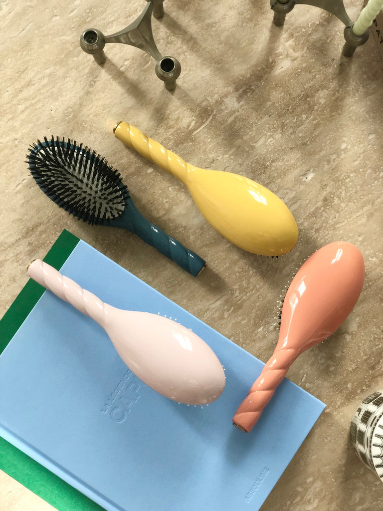 Différentes brosses à cheveux