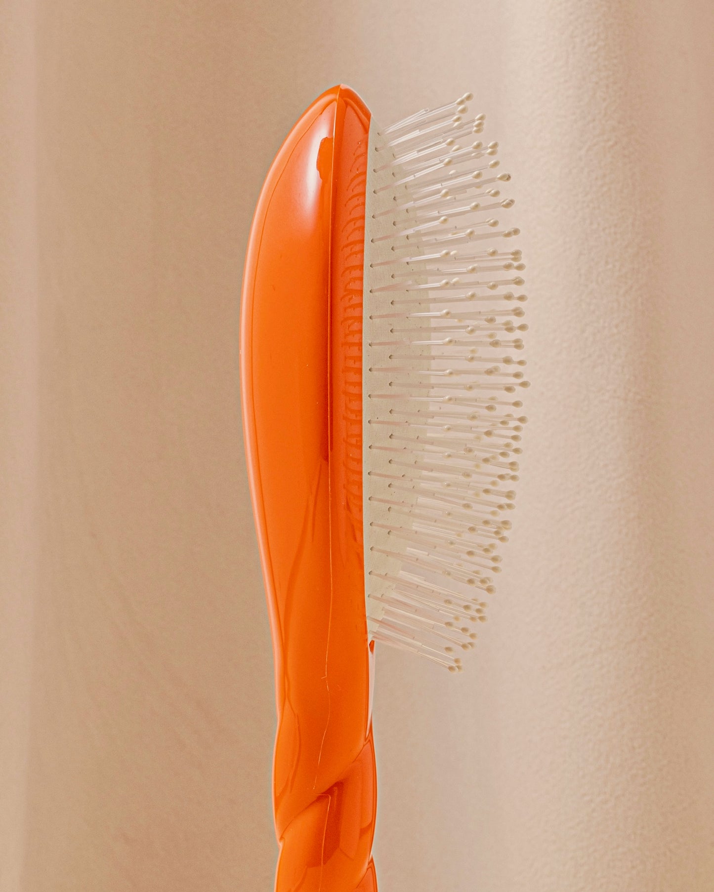 Édition Limitée N.04 La Brosse Démêlante & Massante La Miracle Orange Seventies