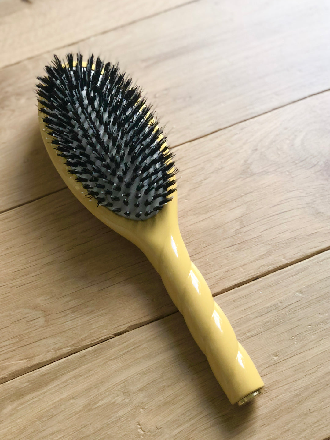 N.02 La Brosse Démêlante & Soin l'Indispensable Jaune Safran