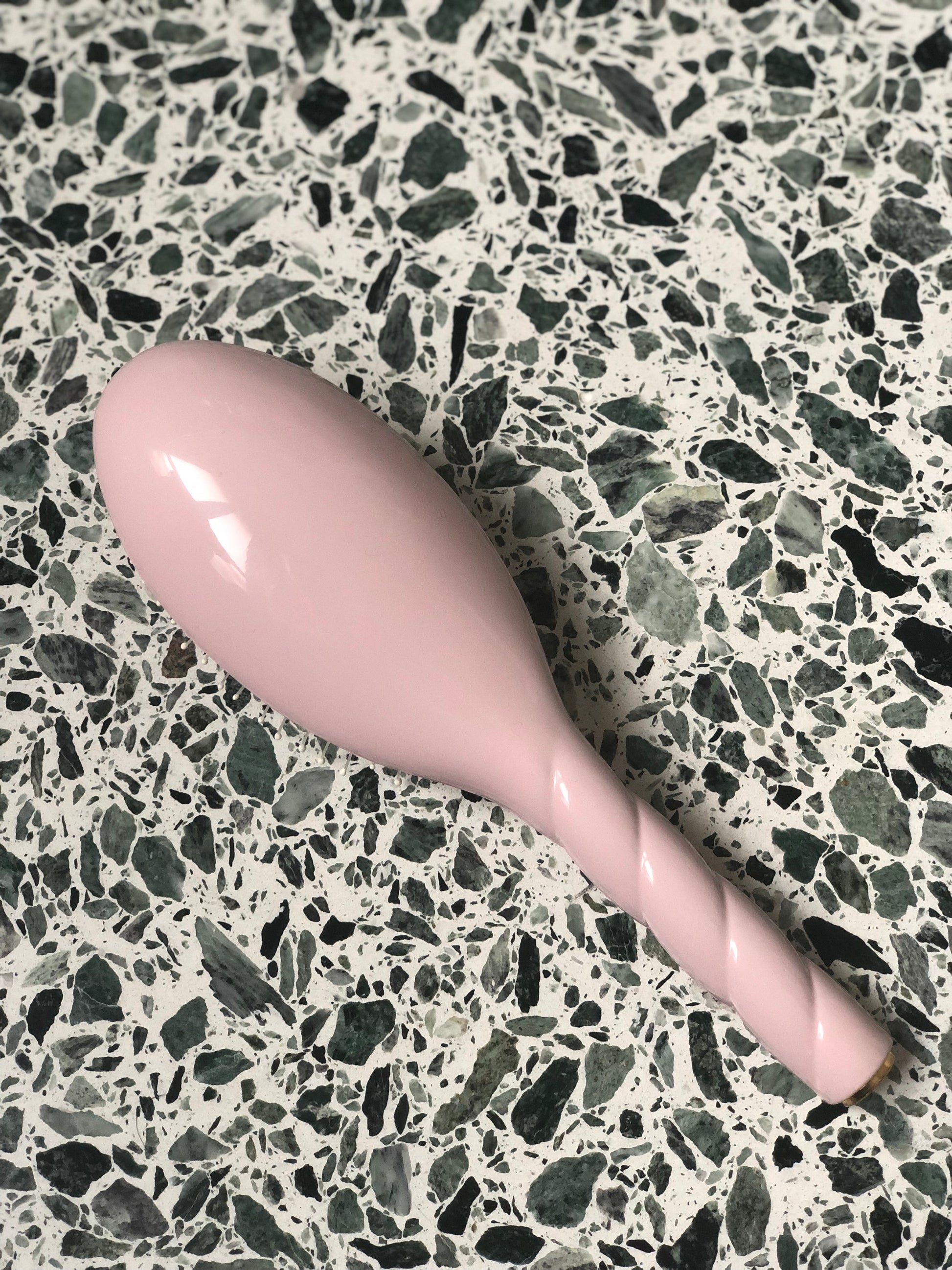 Brosse massante cheveux rose
