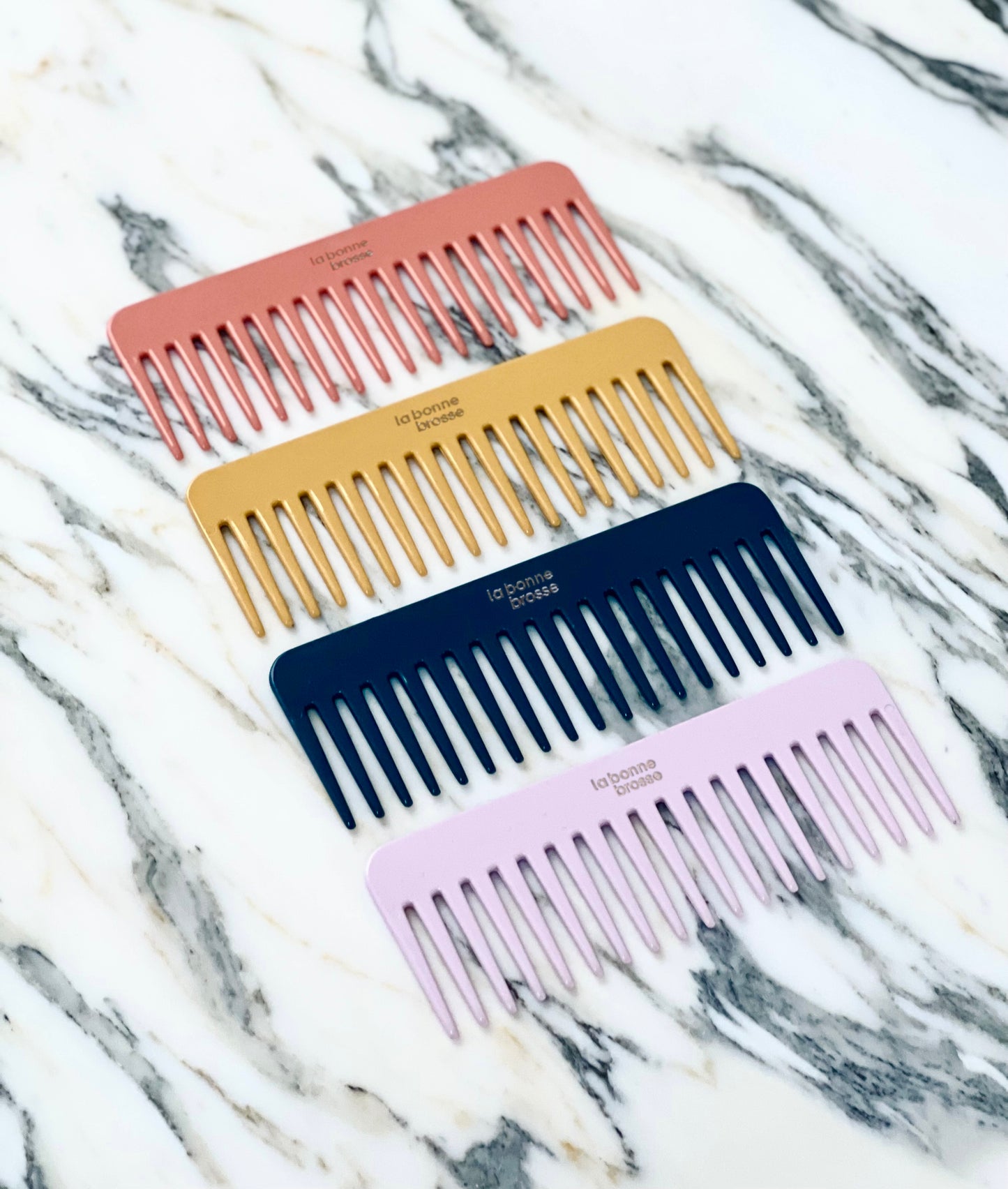 Le Peigne Large Démêlant en Acétate Bleu Encre