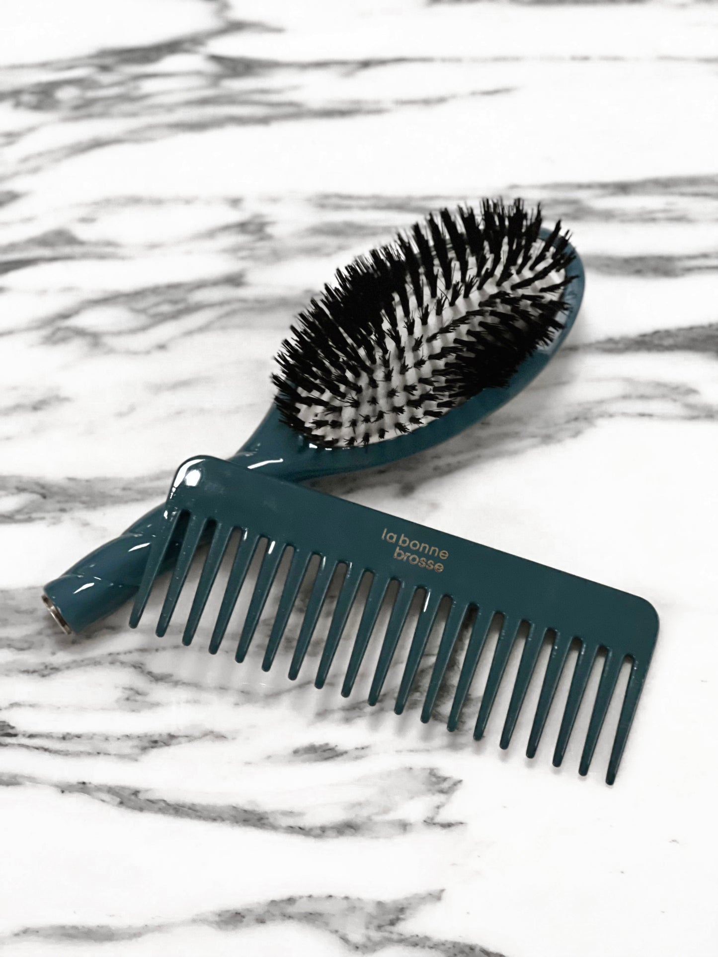Le Peigne Large Démêlant en Acétate Bleu Encre