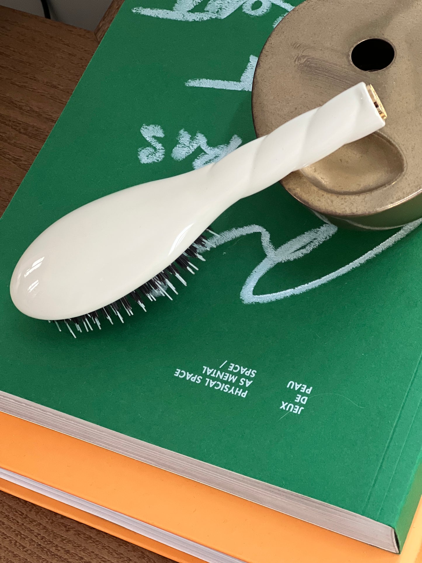 N.02 La Petite Brosse Démêlante & Soin l'Indispensable Blanc Crème