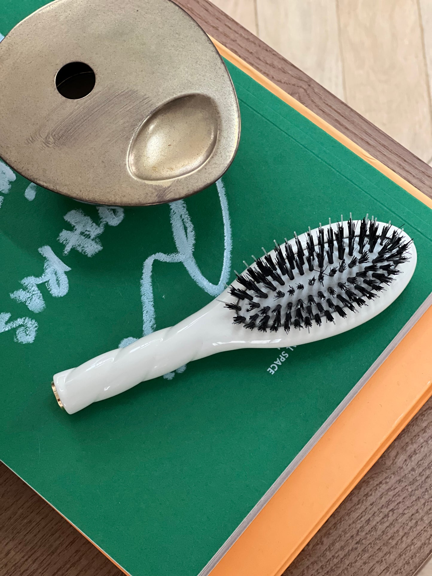 N.02 La Petite Brosse Démêlante & Soin l'Indispensable Blanc Crème