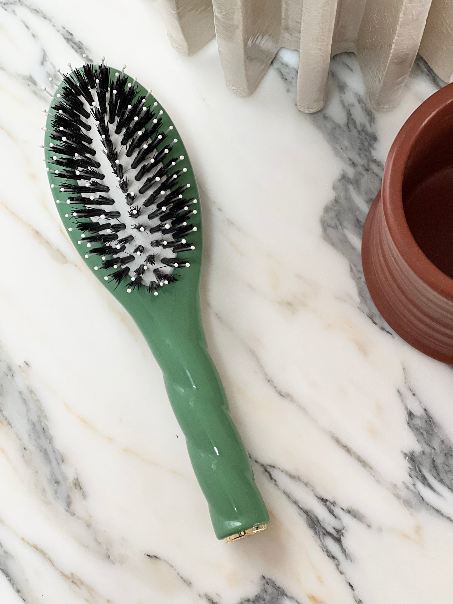 N.03 La Petite Brosse Cuir Chevelu Sensible l'Indispensable Douceur Vert Amande