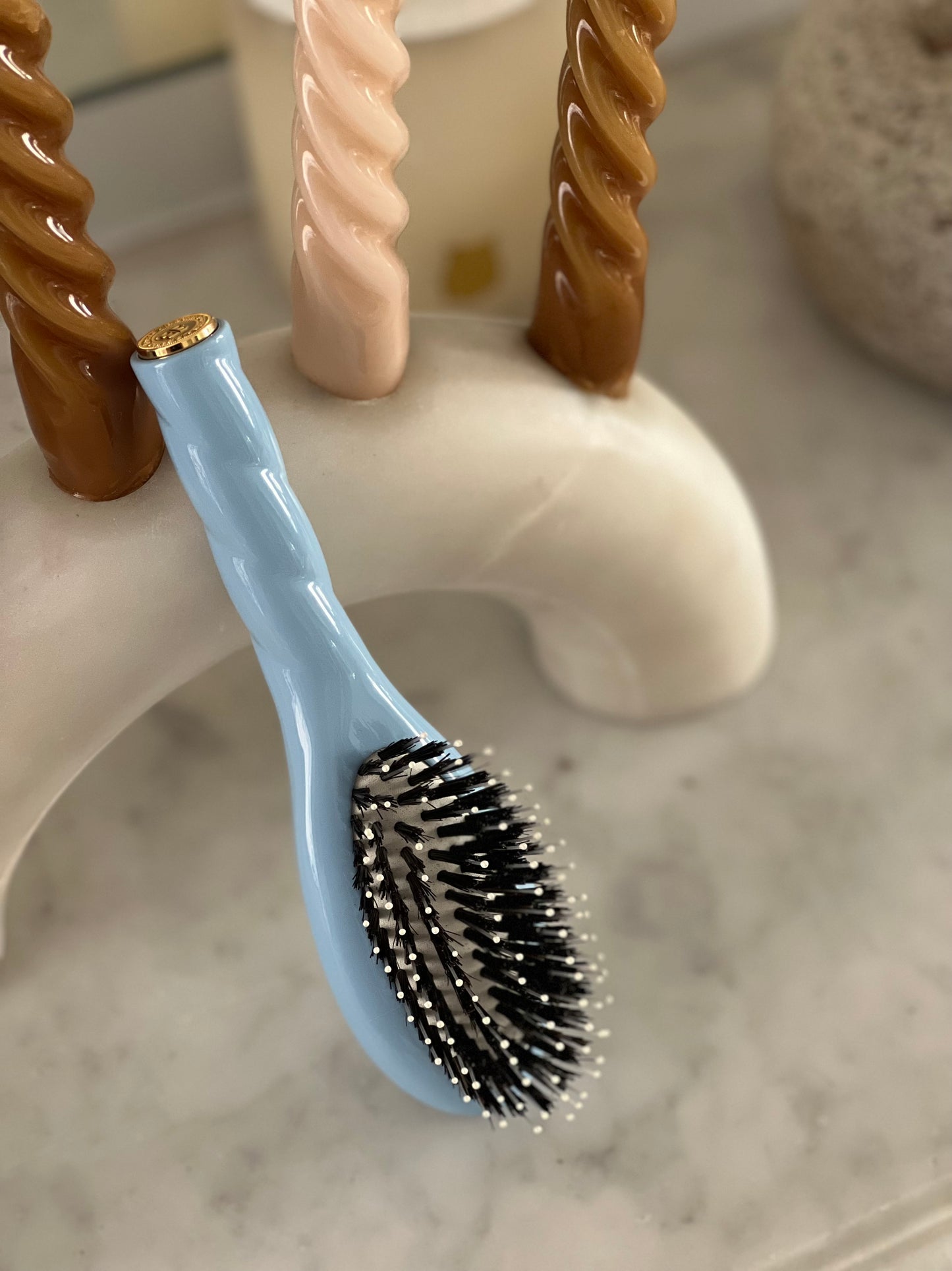 N.03 La Petite Brosse Cuir Chevelu Sensible l'Indispensable Douceur Bleu Ciel