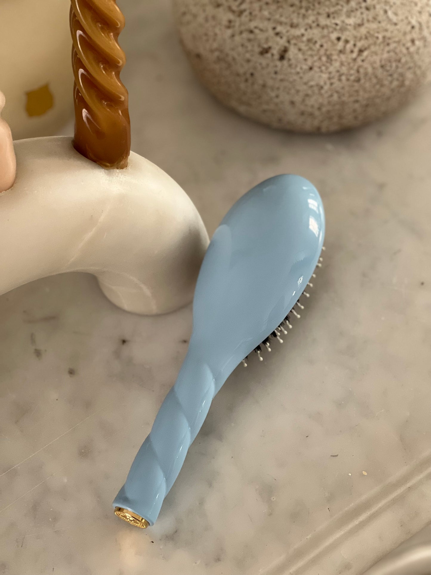 N.03 La Petite Brosse Cuir Chevelu Sensible l'Indispensable Douceur Bleu Ciel